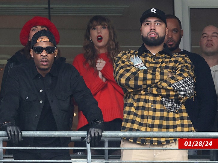 9db117dc576a48d4b0c164944b879e6a_md taylor watching chiefs game date swipe