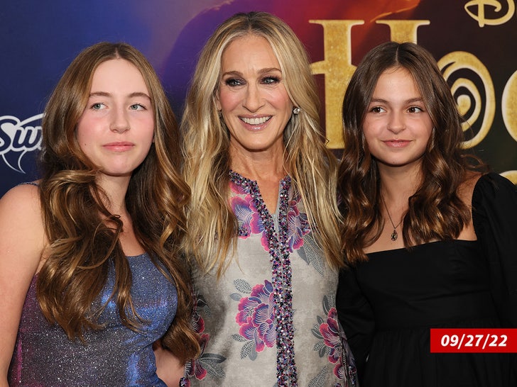 a32ced51ce4a48c59115953180243a53_md Sarah Jessica Parker with Daughters_