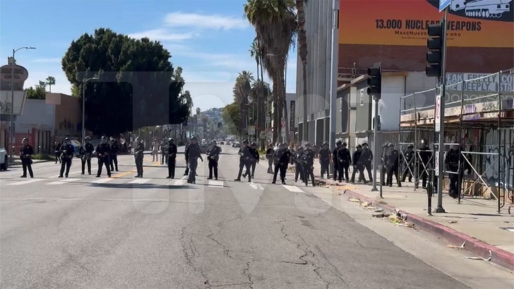 031024_oscars_protest_police_kal