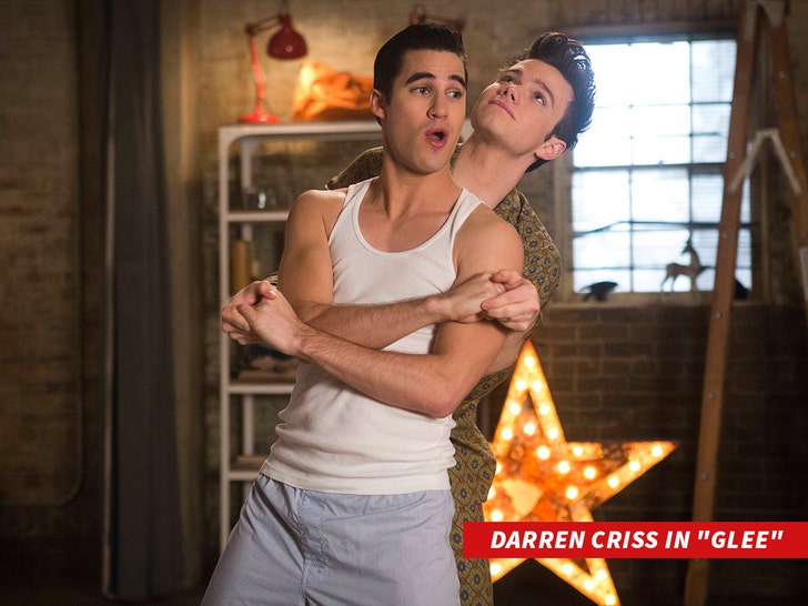 acda6c49caf24247bb53388fb603a413_md Darren Criss in Glee