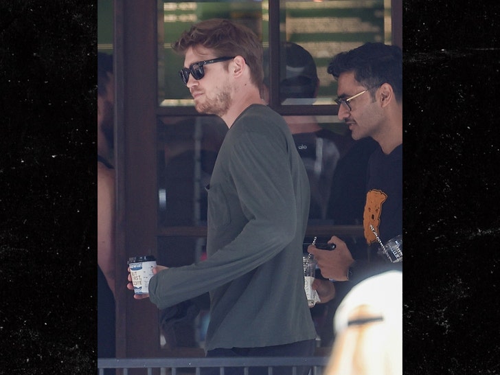 Joe Alwyn in LA bg 1