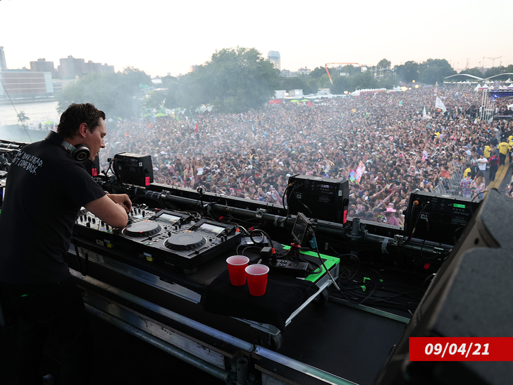 b09a1e00e0304ea4989f6a18f3d7c25b_md dj tiesto performs dated