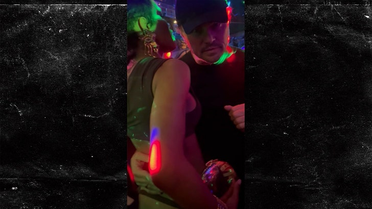 031224_dicaprio_taylor_kal