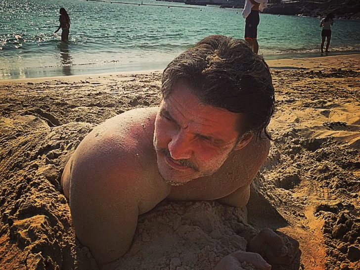 b20239d8db274abfbda9f5fc818e88ee_md Pedro Pascal Appreciation Pics