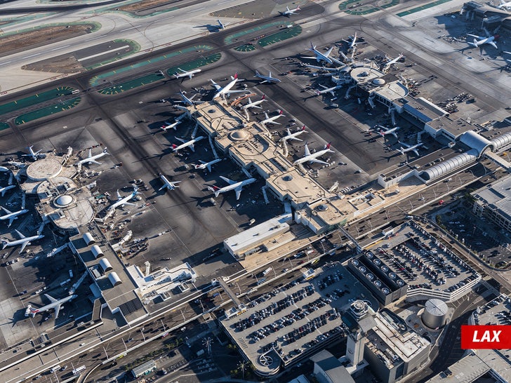 b4f11bd359374be3ac57a1c92b277d75_md _LAX Aiport 3_sub_Getty.