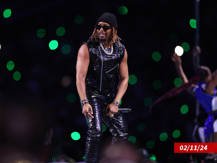 b6fdfd8d07854c738a26f42da598be87_md lil jon performing at the super bowl