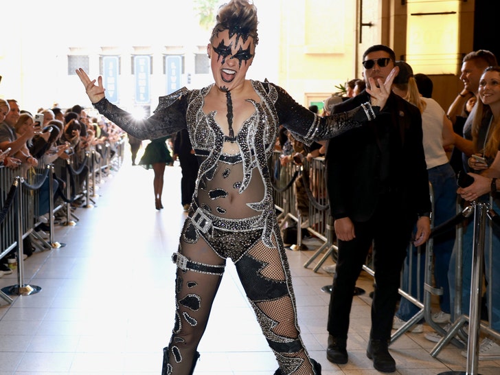 b86fcbe974f44eab967a70685e1a4b13_md jojo siwa red carpet