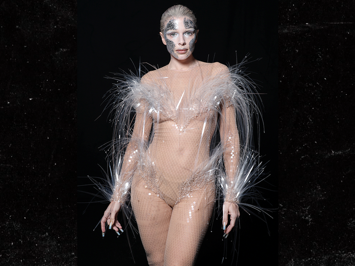 b974058d52e549d5a7907a2a8f5e3be8_md Julia Fox mugler show