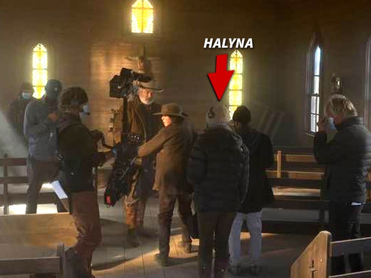 baf199174aa4403db290d9fd70a1cc7c_md-6 halyna hutchins on set of rust