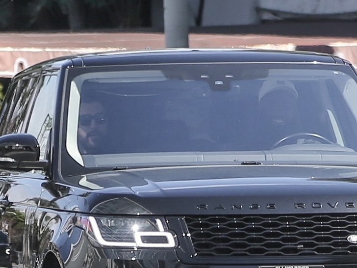 baff0ef699c641ce95a038573ff8f4d8_md Travis Kelce heads to Taylor Swift's Beverly Hills spot 1