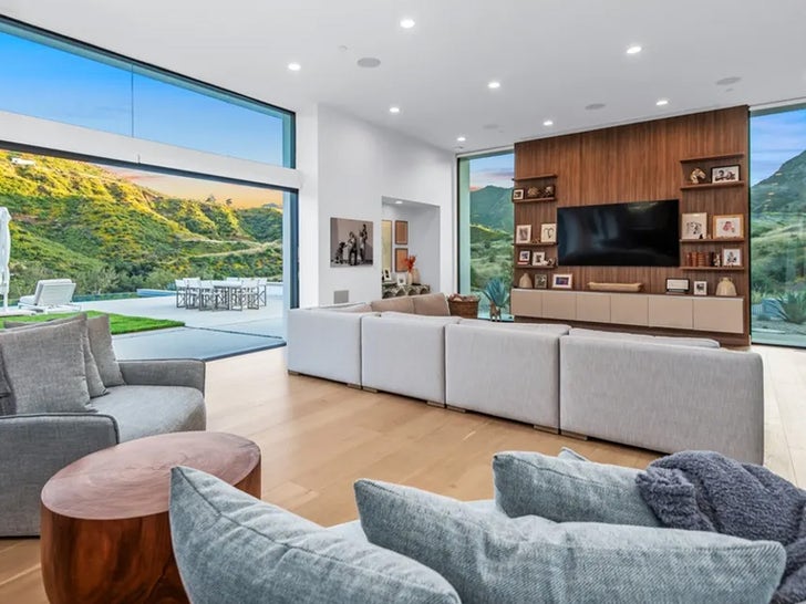 0502-kaley-cuoco-los-angeles-home-photos-primary-2