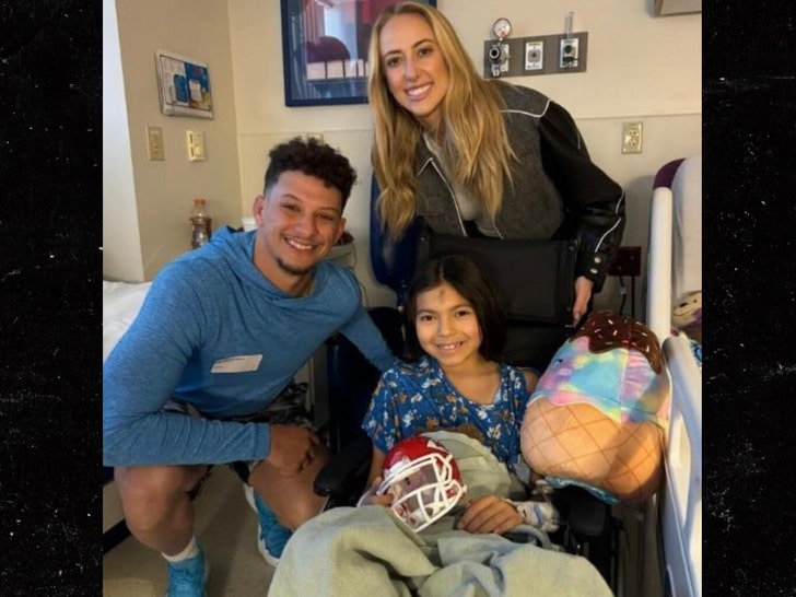 bc2bdc9d2c5e486d95f523d547cbf1bf_md-2 patrick mahomes childrens hospital