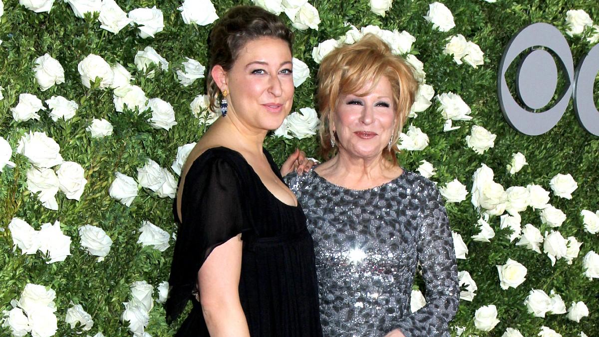 bette-midler-lookalike-daughter-sophie-von-haselberg3-1769019913325 Photo of Bette Midler and Sophie von Haselberg