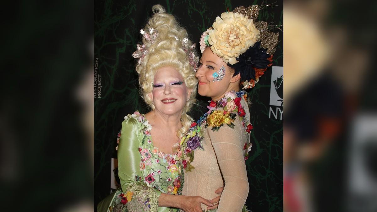 bette-midler-lookalike-daughter-sophie-von-haselberg5-1769019937582 Photo of Bette Midler and Sophie von Haselberg