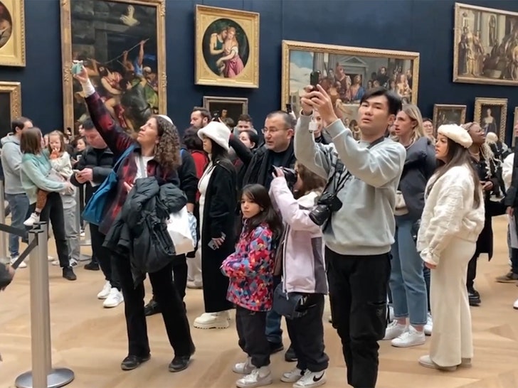 c1888ca5b6234940b8ee28c77cba598c_md 012824-mona-lisa-crowd-primary