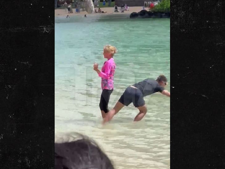 c1ae0eb0202e4be4a592cb6436c9bb1a_md 020924-vanna-white-ryan-seacrest-2