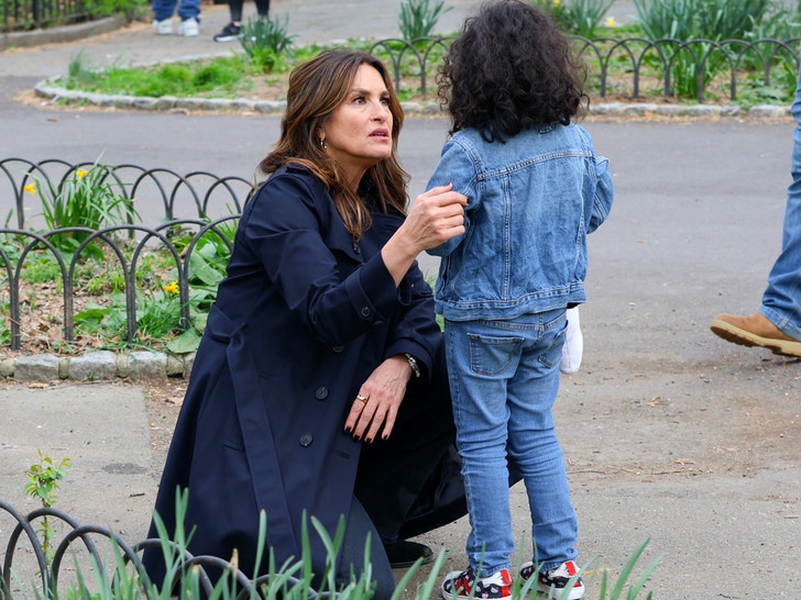 Mariska Hargitay ayudando a una niña