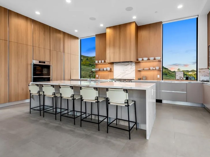 0502-kaley-cuoco-los-angeles-home-photos-primary-3