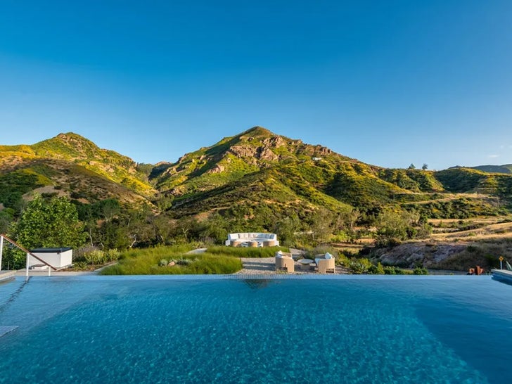 0502-kaley-cuoco-los-angeles-home-photos-primary-4