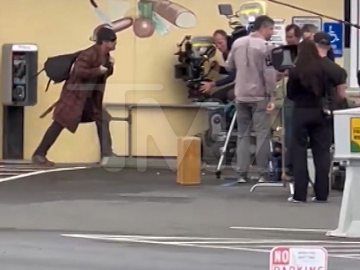 013024_leonardo_dicaprio-SG3-leaving