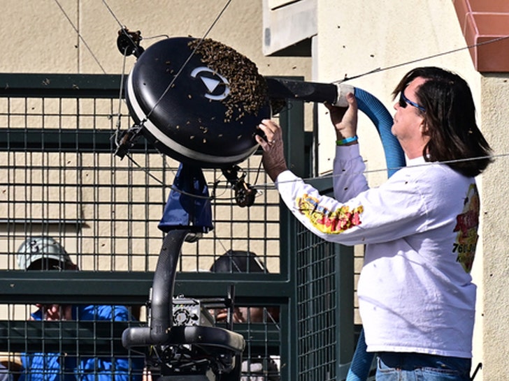 0314 Carlos Alcaraz gettting attacked by bees during a match getty 3