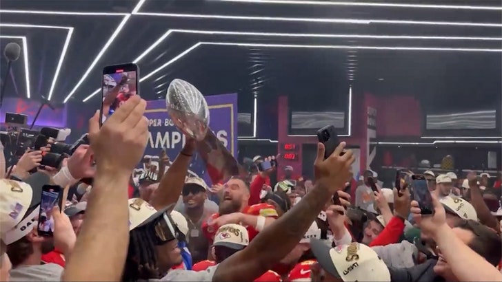 021124_chiefs_locker_kal