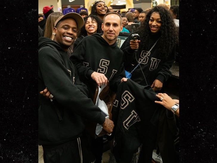 d155ed2713fa480eabba4123c80c4af7_md 0404-Travis-Scott-angel-reese-LSU-tigers-photos-primary-3