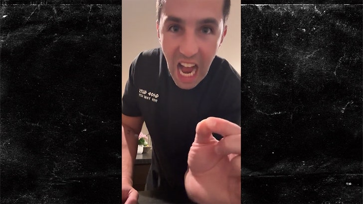 d6bbb5d9bcef4379a9a3aa798a5505da_md-1 032024_josh_peck_kal