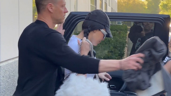 da0cbe98c1c049acb9186220927cbb9d_md 032324_kim_kardashian-kal