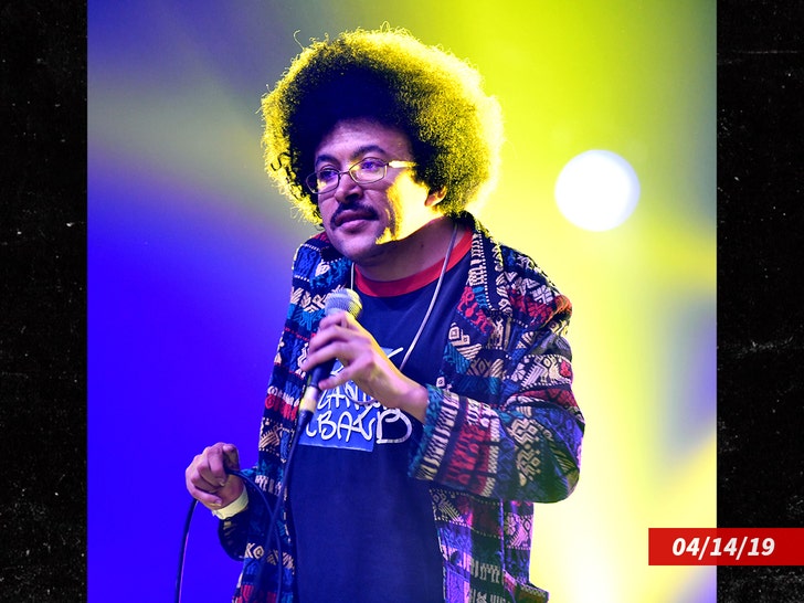 deac98b8c97a437cb1f7f28874ec055c_md Cola Boyy performing