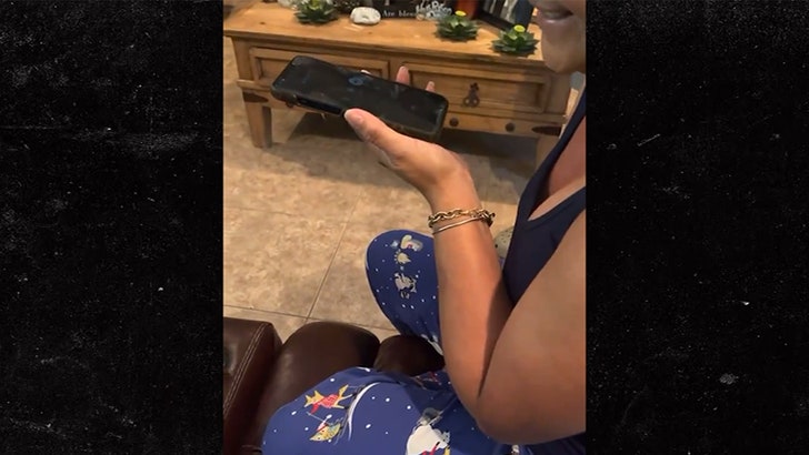 030924_harry_megan_phone-kal