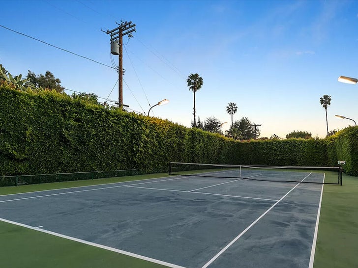 0419-Zoe-Saldana-Tennis-Court-SUB