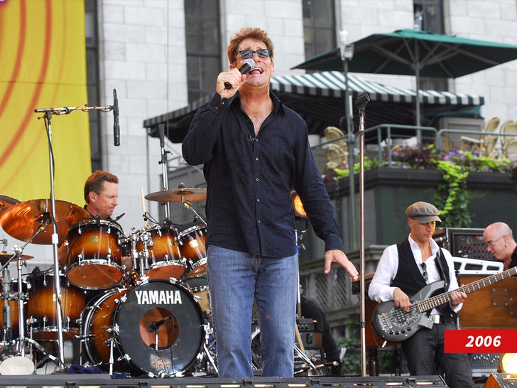 e1b8ffc0c38143ce88159dd4efc2d9bd_md huey lewis performing