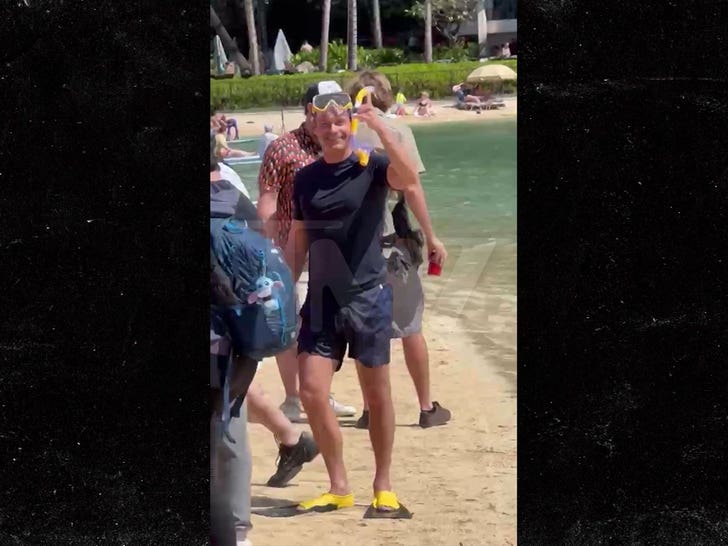 e280a90f8857418bbb0b3def33cf9e00_md 020924-vanna-white-ryan-seacrest-3