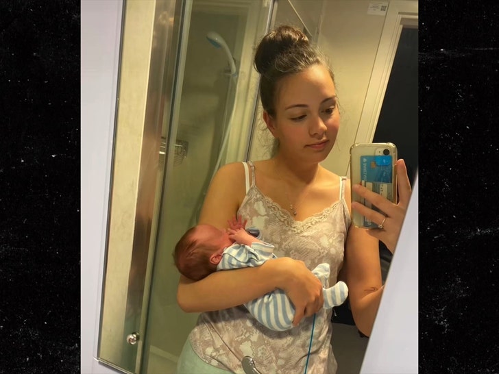 e2a3e998d5ae4e5e873278dcd36cdb59_md Kayleigh Doyle a UK mom who gave birth to twins