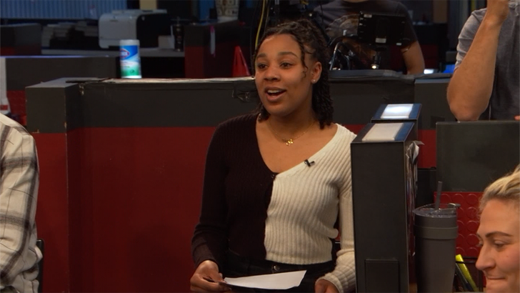 040524_tv_clips_bianca_censori_outfit.01_00_07_01.Still002