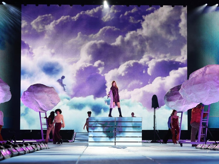 Taylor Swift Makes It Pour In Sydney