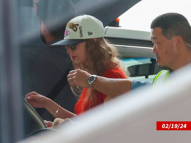 taylor swift chiefs hat