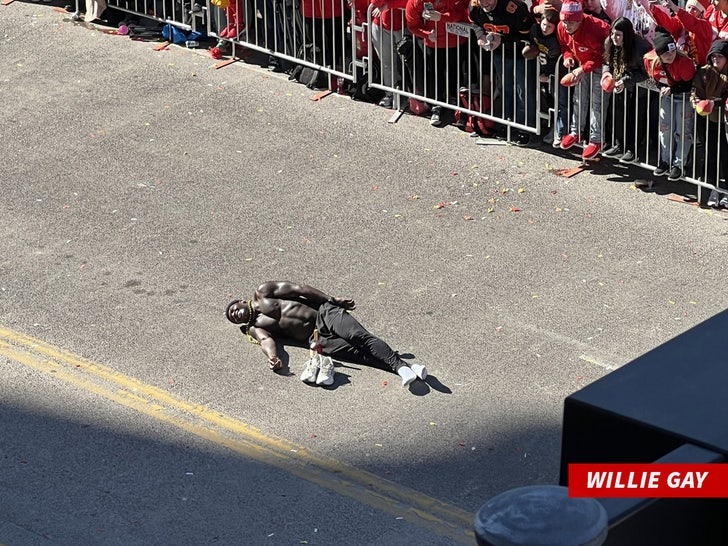 Willie Gay Jr. running down the street