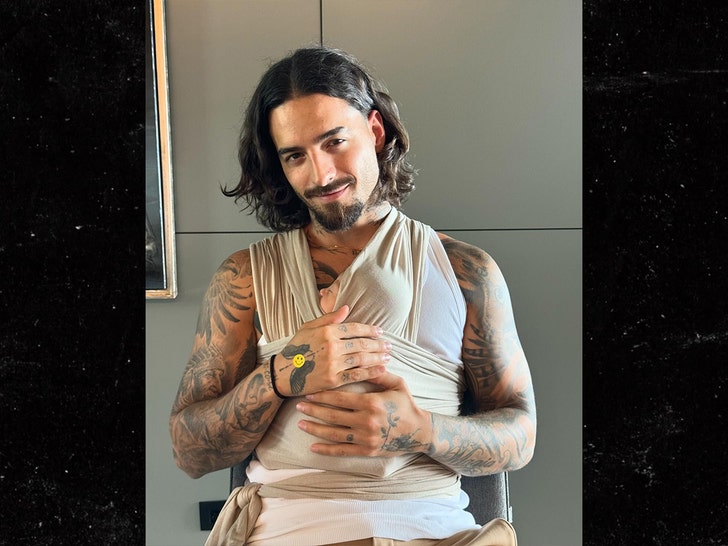 ef2dfcfc109d4dcf8b2ca3364b716f97_md maluma and wife and newborn baby