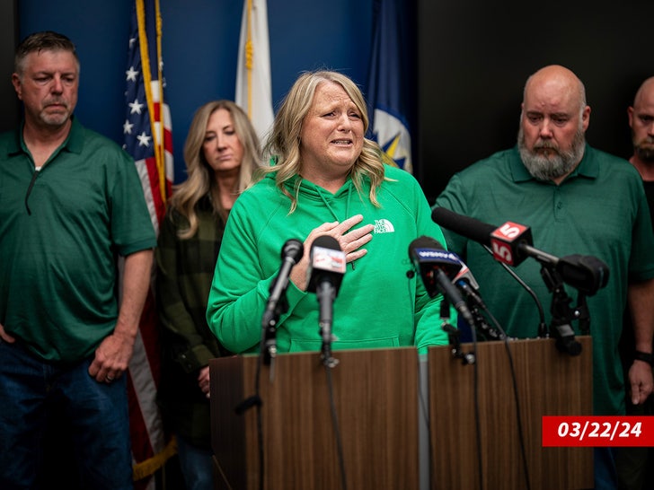 ef8ba99649e84c36a8f54ada48c4cd00_md Riley Strain Mother_sub