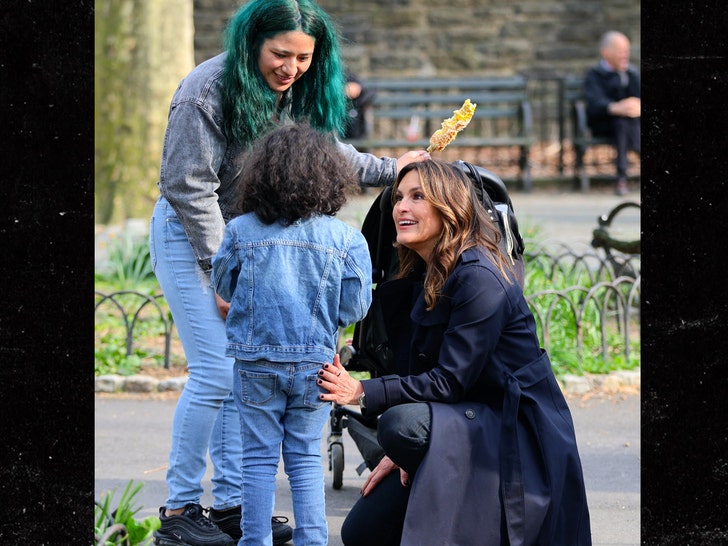 Mariska Hargitay helping a chid