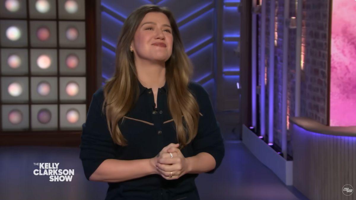 kelly-clarkson-leaving-talk-show-1769449658833 Photo of Kelly Clarkson