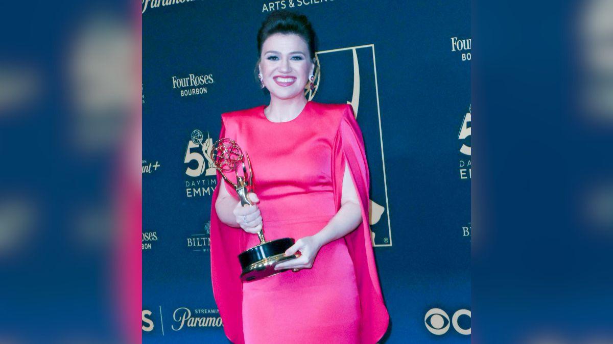 kelly-clarkson-talk-show-ending-1769449904380 Photo of Kelly Clarkson