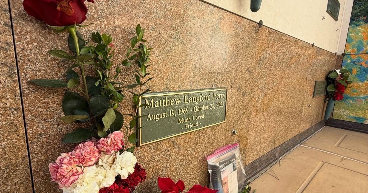 matthew-perry-crypt-marker-friend-1767135750710 Photo of Matthew Perry grave