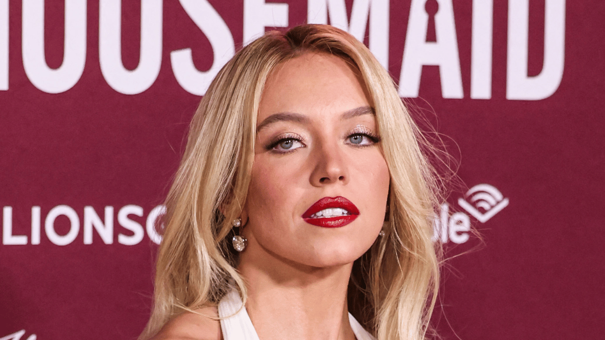 sydney-sweeney-could-face-trespassing-and-vandalism-charges-after-decorating-hollywood-sign-with-bras-to-promote-lingerie-line-1-1769460796183 Photo of Sydney Sweeney