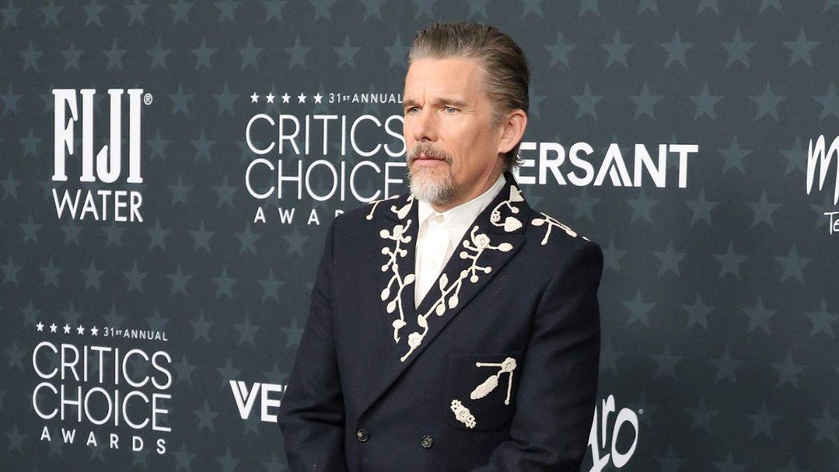tom-cruise-ethan-hawke-stunt-shaming-feud-hollywood-1769805606785 Photo of Ethan Hawke