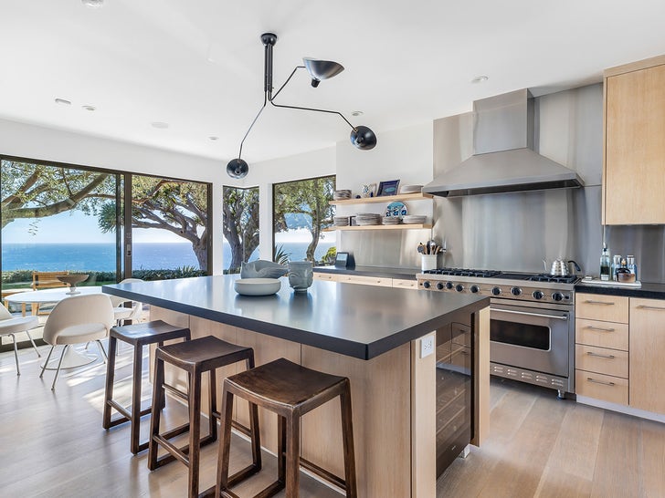 0810-Kathleen-Kennedy-Frank-Marshall-malibu-house-Photos-primary-4