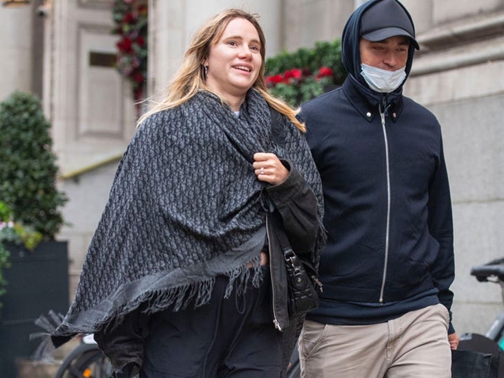 0340551b86c54b9986be94b24232f4b6_md Suki Waterhouse and Robert Pattinson ring