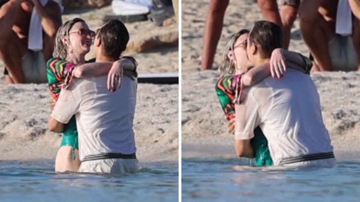 091523_sophie_turner_kal